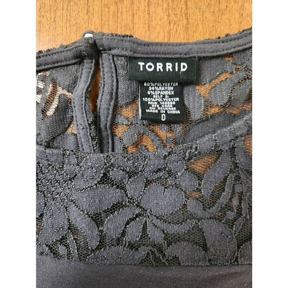 Torrid 0 lace very top with buttons on the back - Picture 2 of 5